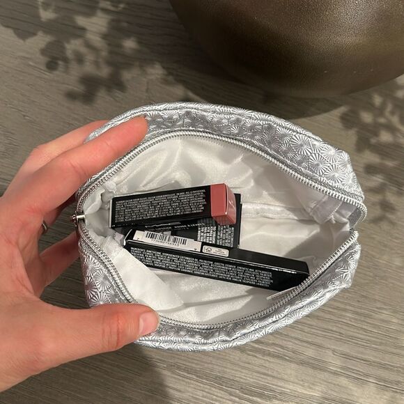 M.A.C cosmetics bag and goodies - Picture 2 of 8